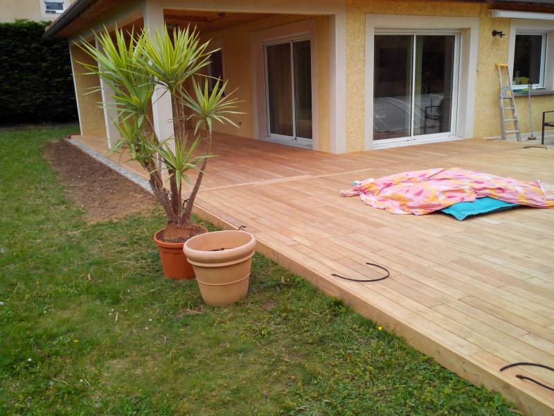 Terrasse en acacia réalisée à Communay